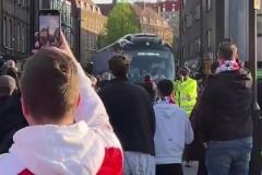 皇馬大巴抵達(dá)球場時，阿森納球迷高呼“梅西，梅西”