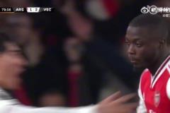 賽后賴斯接受采訪時，理查茲直接給跪了