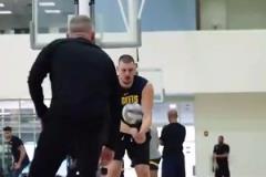 感嘆師徒感情真好！馬龍一走，以后訓練誰來陪約老師玩排球啊