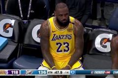 有人歡喜有人愁！湖人崩盤詹姆斯板凳席上悶悶不樂 雷霆開心暢聊