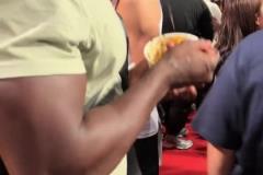 甲亢哥保鏢認真干飯，網友：呂迪格有點靦腆