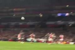 天神下凡！現場直拍阿森納球迷對賴斯無解任意球的瘋狂反應！