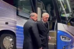 風度！安切洛蒂黑著臉離開球場，遇到小球迷仍然滿足合影要求