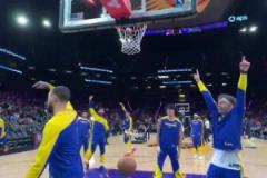 太有活啦！庫里大力砸球落地 回彈后從籃筐下方向上進球