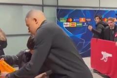 保持風度盡管球隊失利，姆巴佩離開時仍親切與小球迷合影簽名