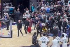 新秀韋爾斯重摔在地被擔(dān)架送出場(chǎng)治療！全場(chǎng)球迷給與鼓勁祈禱?