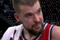 快船最硬祖尼爾！你小子，嘴角AK都快壓不住了