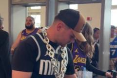 俠蜜力挺！獨行俠主場球迷進場，一眼望去全是東契奇球衣