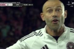 馬斯切納諾手舞足蹈極為不滿，梅西對著裁判嘴里叨叨