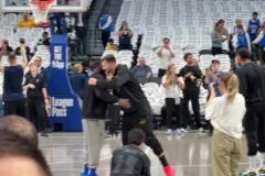 關系超好！東契奇進場后，率先與前隊友&獨行俠工作人員們打招呼