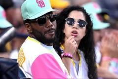 小卡攜女友觀賽 向鏡頭打招呼這手真是大啊！