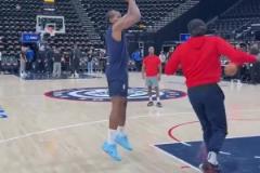 真就機器人啊！小卡賽前熱身中距離 80秒鐘一個不丟