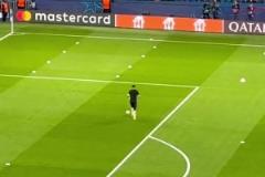 還沒走出來馬丁內斯登場熱身，遭遇巴黎球迷震天狂噓