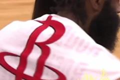 永遠的火箭人！上賽季快船擊敗火箭之后 哈登披上了火箭的毛巾~