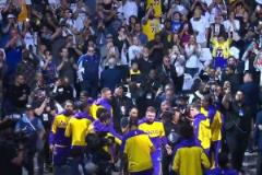 獨行俠兩代隊魂！東契奇出場儀式，鏡頭給到看臺上鼓掌的諾維斯基！