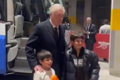 安切洛蒂一臉嚴肅離開球場，但遇到小球迷仍滿足合影要求！