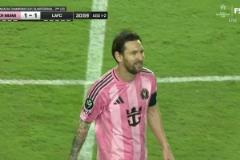 偷襲梅西任意球快發(fā)直接破門，主裁吹罰進(jìn)球無效