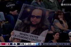 球迷惡搞！鏡頭給到狄龍一笑而過