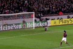 守護神！圣卡西面對亨利精準射門的極限撲救