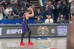 別把鏡頭給我！東契奇45分的字幕打出，攝影師精準找到看臺上的Nico