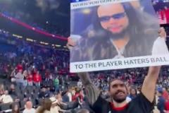 海王太搞了！亞當斯把快船球迷惡搞狄龍的板子拿回去了