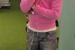 帥啊！巴薩4:0多特蒙德，亞馬爾賽后的穿搭 粉色毛衣+牛仔短褲