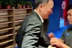 執教能力還是厲害！青島晉級，劉維偉賽后更衣室被潑水慶祝！