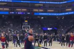 可樂準備好了！約老師賽前開心扣籃！