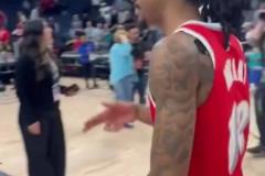 笑死！莫蘭特賽后與華子握手，竟然也是比出“手槍”的手勢