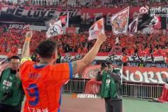 克雷桑一球入賬，賽后本人謝場(chǎng)時(shí)看臺(tái)響起克雷桑之歌