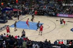 再現爭議慶祝動作！莫蘭特飚進三分后，朝觀眾“扔手雷”慶祝