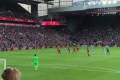 費迪南德：范迪克，人們拿我倆比較范迪克：放以前我可能被虐