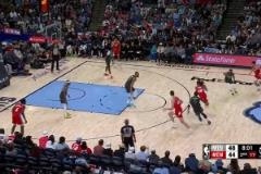 神仙好腰！莫蘭特對(duì)抗戈貝爾高難滯空挑籃，隨后又端起新武器