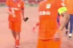 山東泰山隊主場大勝深圳，賽后克雷桑卻被人背后偷襲了