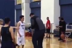 退役的姚明雖然扣籃有點難了！但是投籃這方面吊打現(xiàn)役...