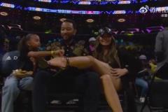 歌手約翰-傳奇觀戰，妻子竟當老公孩子的面，對鏡頭大秀美腿