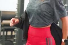 安東內拉社媒曬廣告視頻，37歲了身材曲線依舊完美