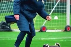 萌！穆帥抱著小哈士奇來球場訓練