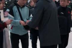 暖心?，邵佳一重回國安耐心為球迷簽名