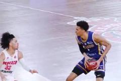 文班震驚世界的一球！后撤步三分不中，然后自己殺進內線補扣！