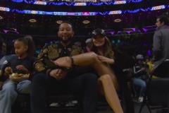 今天杰西卡-阿爾巴也來看火湖大戰，一美女還朝鏡頭秀美腿