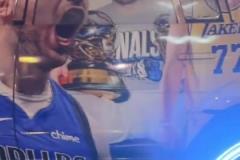 真愛?獨行俠球迷將愛車噴滿東契奇，最后穿上湖人球衣令人唏噓