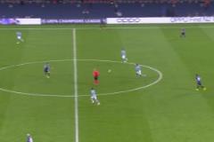 曼聯當初因為出球能力簽下他，但奧納納這個技能沒怎么使用過