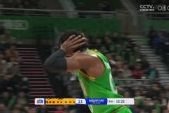 太火了遼寧奧利弗命中三分做出莫蘭特同款扔手雷慶祝動作