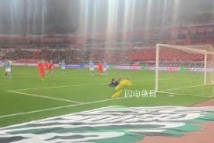 泰山隊主場對陣深圳30分鐘進4個球，克雷桑低射破門后花式慶祝