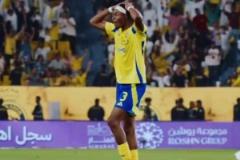 C羅凌空斬驚呆隊友，雙手抱頭不敢相信，隨后給C羅擦鞋慶祝