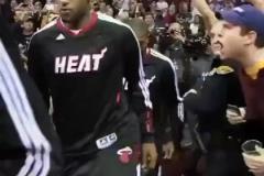 詹姆斯當(dāng)年加盟熱火后重返克里夫蘭，騎士主場(chǎng)漫天噓聲震耳欲聾！