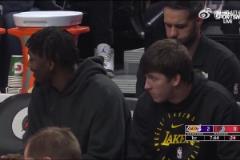 這就是香港女郎的實力晶女郎邱意濃被陳百祥指揮去開球