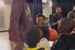 優質偶像！哈登叮囑來要簽名的孩子要聽爸爸媽媽的話