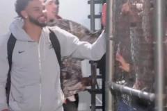 熟悉的戰(zhàn)友還在身旁！經(jīng)典名場(chǎng)面：小卡拒絕和鮑威爾碰拳！